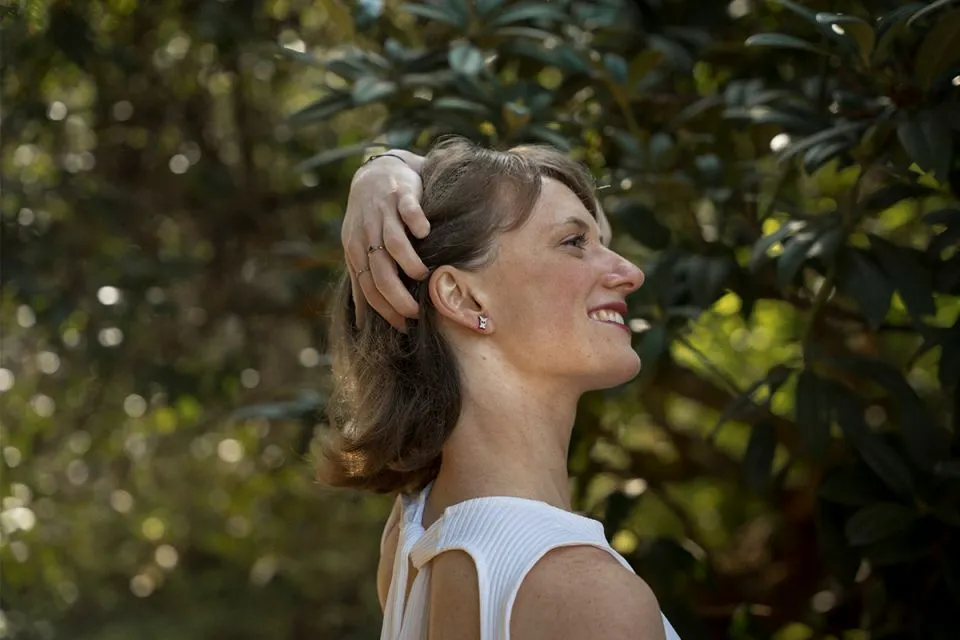 apple_earrings_1200x800_05.webp