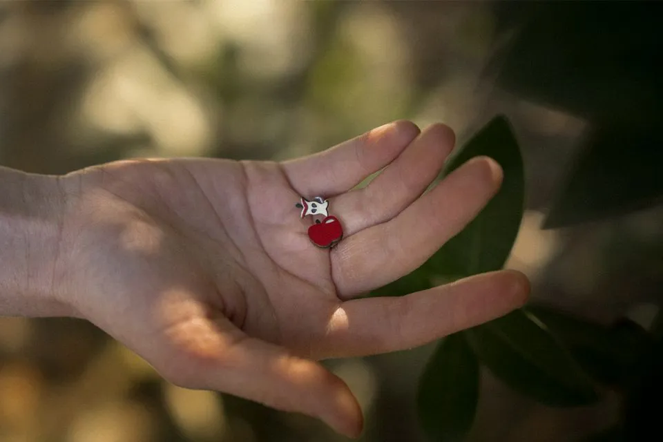 apple_earrings_1200x800_06.webp