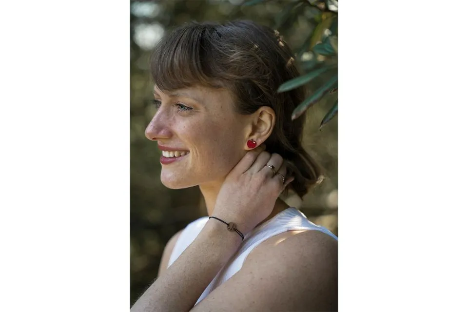 apple_earrings_1200x800_03.webp